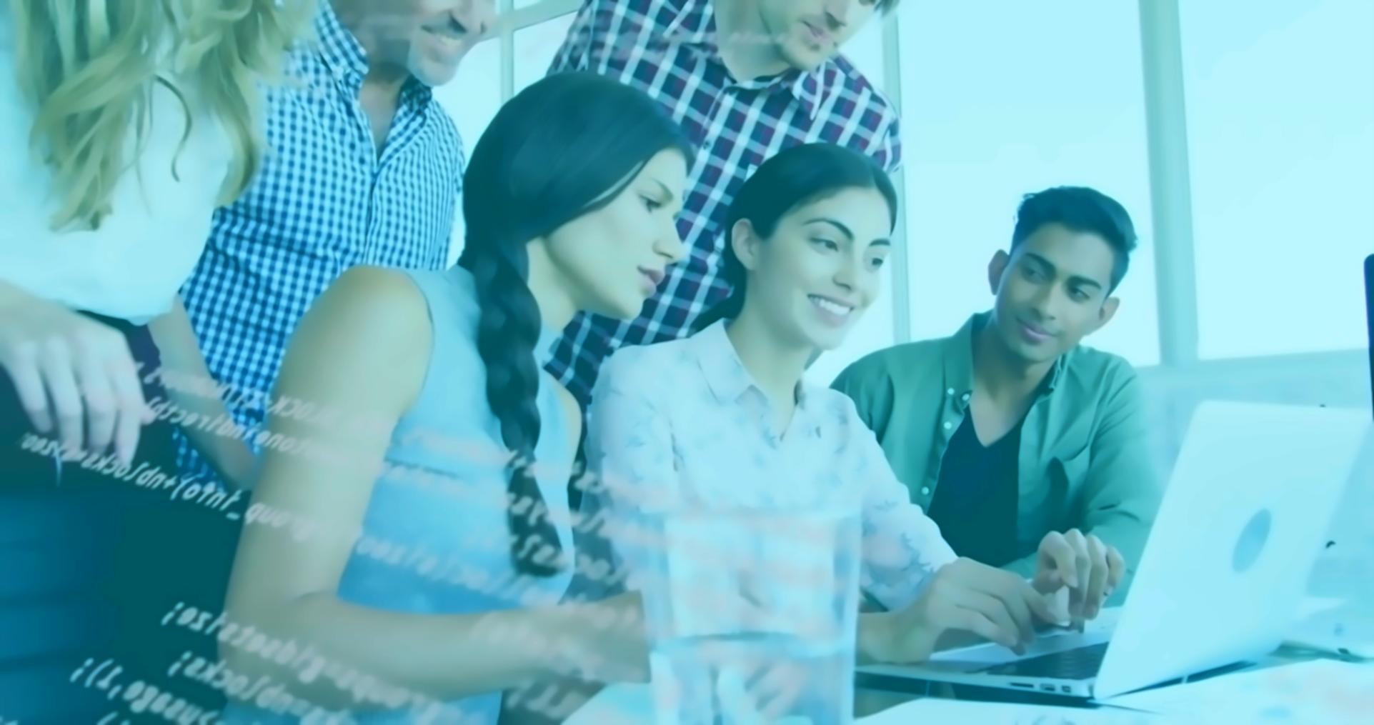 Equipo colaborando en estrategias digitales innovadoras